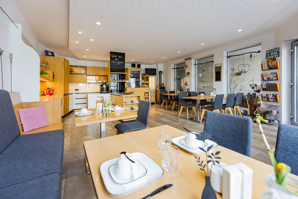 dd_haider_fruehstuecksraum_2025a Gedeckte Tische im Frühstücksraum am Weingut D&D Haider in Jois